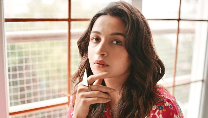 Alia Bhatt lashes out at paparazzi for leaking her private photos