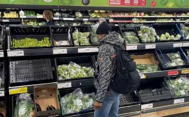 UK supermarkets limit fruit and veg sales