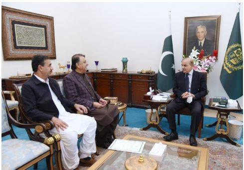 Prime Minister Shehbaz Sharif meeting with State Minister for Power Hashim Notezai and BNP leader Malik Abdul Wali Kakar. 