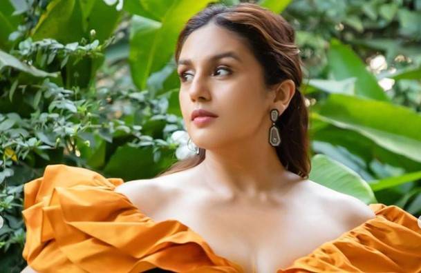 Actress Huma Qureshi turns on diva mode in thigh-high slit dresses