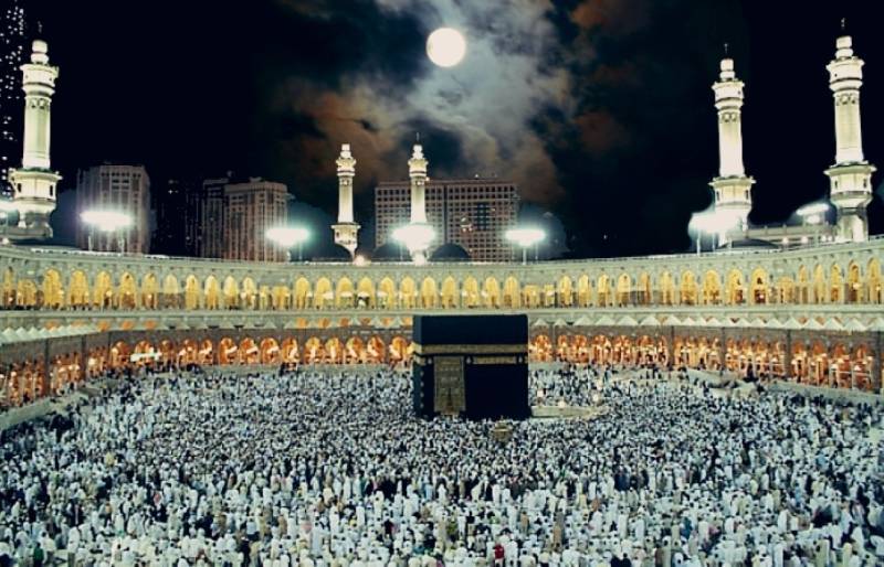 Moon aligning directly above Kaaba tonight