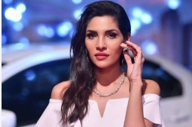 Zhaly Sarhadi shows off expressions in funny and fast video