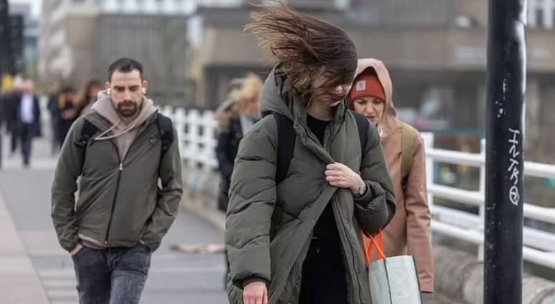 UK high winds creates chaos 