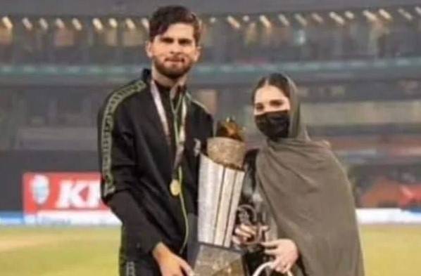 Shaheen Shah Afridi shares PSL trophy with wife Ansha Afridi