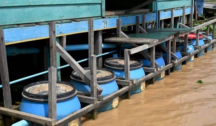 'Floating toilets' help Cambodia's lake-dwelling poor