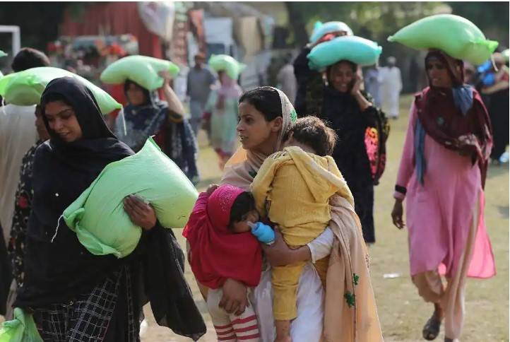 Old woman dies in stampede for free flour in Muzaffargarh