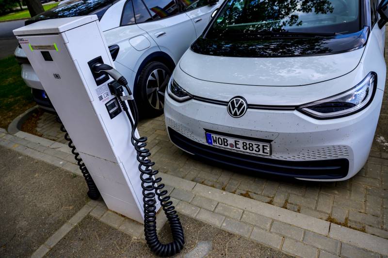 EU fossil fuel car ban gets final green light