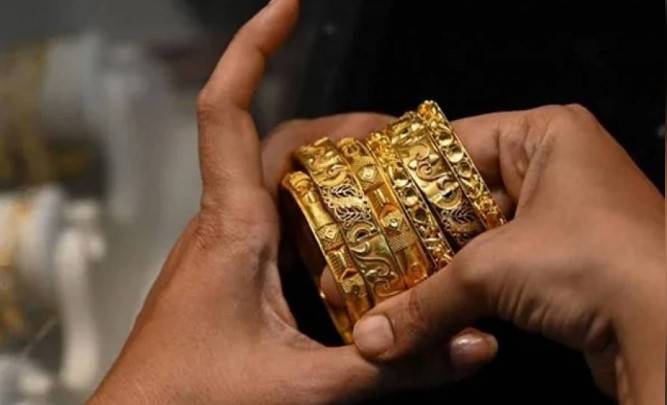 Gold prices start jumping in Pakistani market again