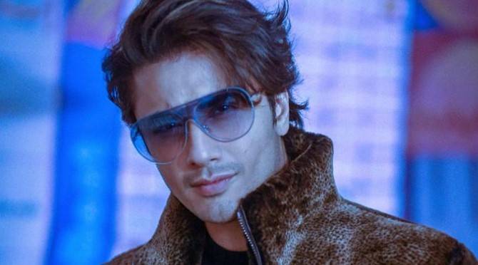 Free flour distribution: Ali Zafar too feels for the needy