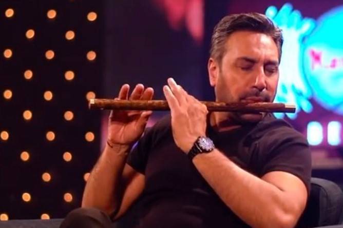 Adnan Siddiqui plays ‘Maula Ya Salli Wa Sallim’ on flute