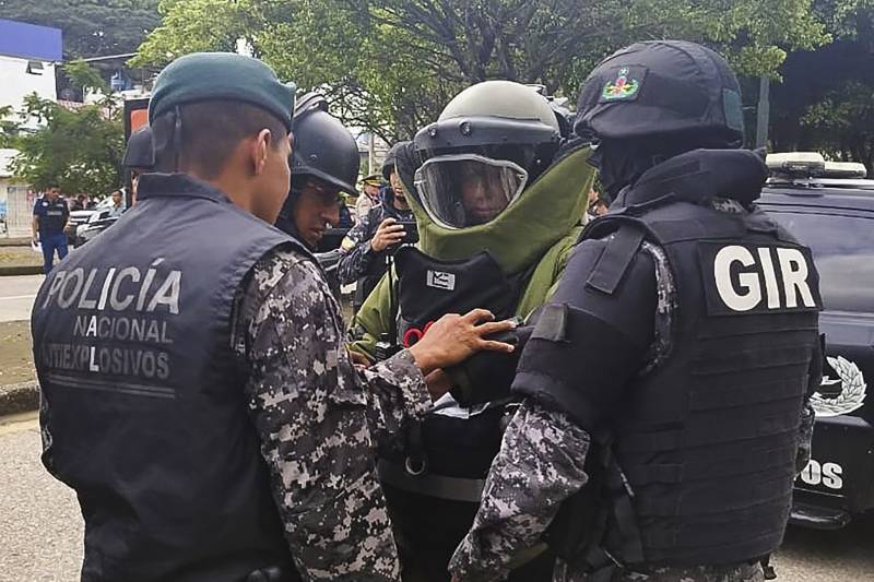 Ecuador police defuse bomb strapped to guard