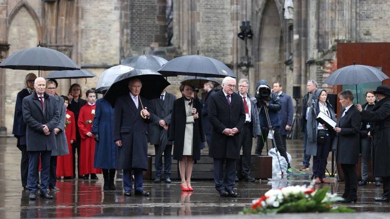 Charles III lays wreath for WWII bombing victims in Hamburg