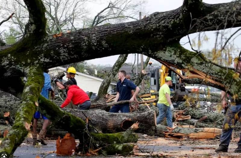 'Catastrophic' Arkansas tornado kills 3, Illinois storm leaves 1 dead