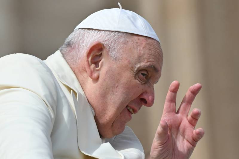 Pope thanks well-wishers after illness, presides over mass