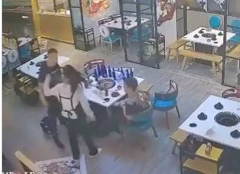 Daring waitress sets example of how to deal with harassment