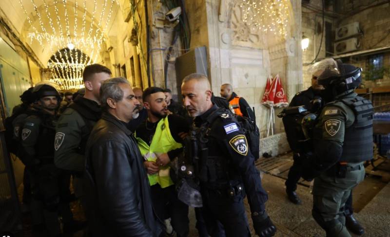 Concern, criticism after Israel police storm Jerusalem mosque