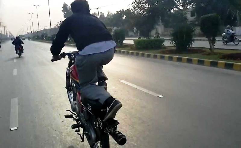 One-wheeling kills youth, constable in Gujranwala