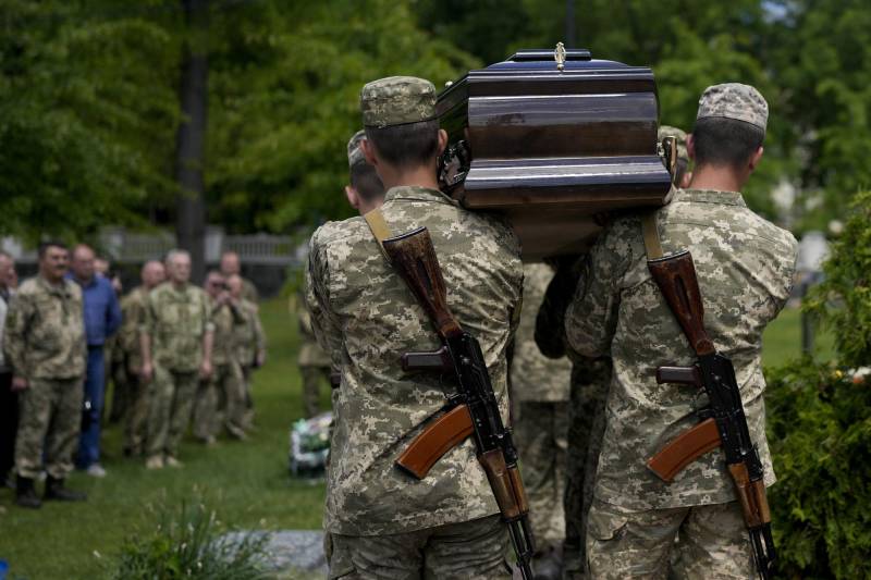 Hundreds turn out for funeral of Russian military blogger