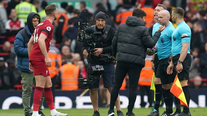 Liverpool\'s Robertson elbowed by assistant referee