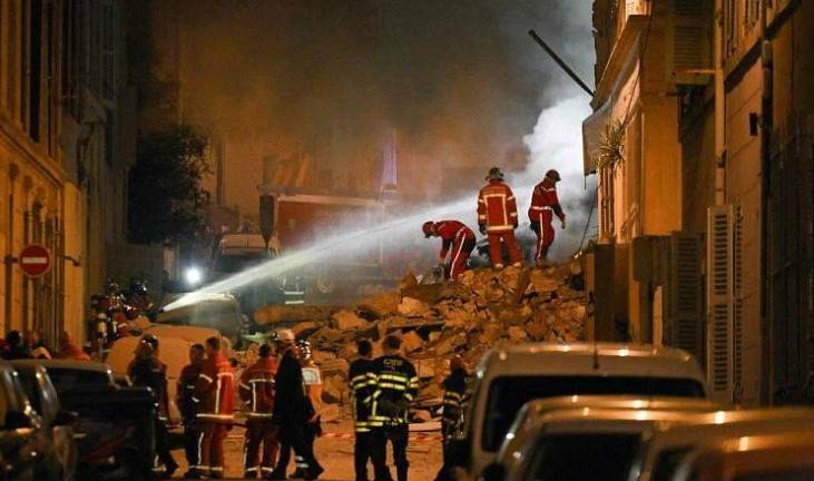 France building collapse injures five, fire hampers search