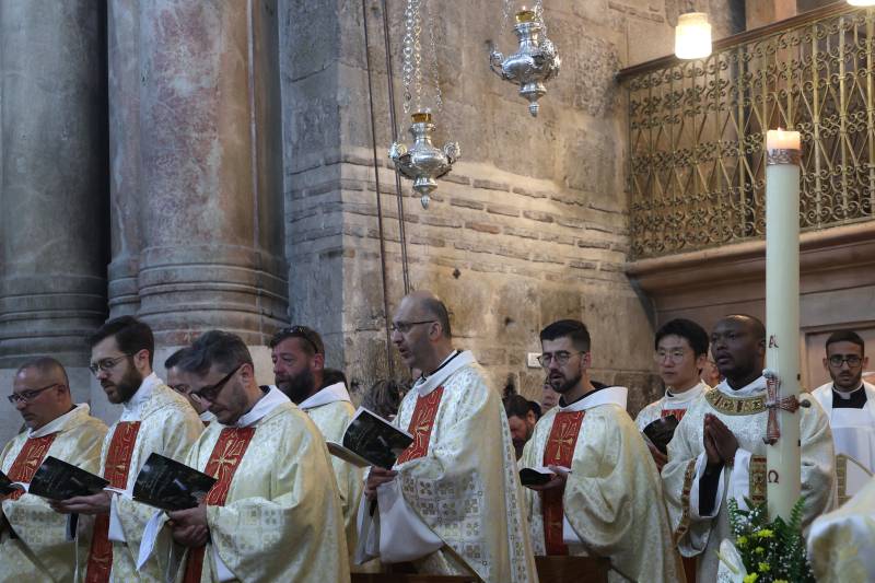 Worshippers celebrate in Jerusalem amid surge in violence