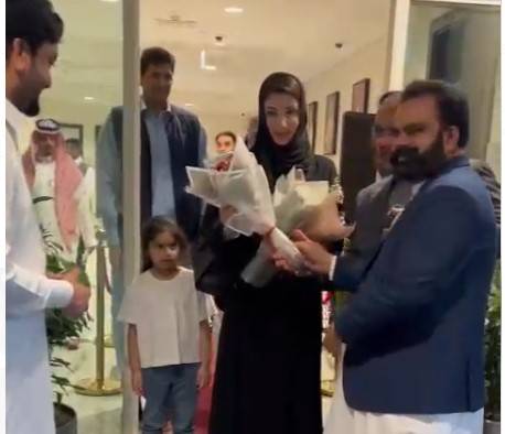 Brother Hussain welcomes Maryam Nawaz at Jeddah Airport