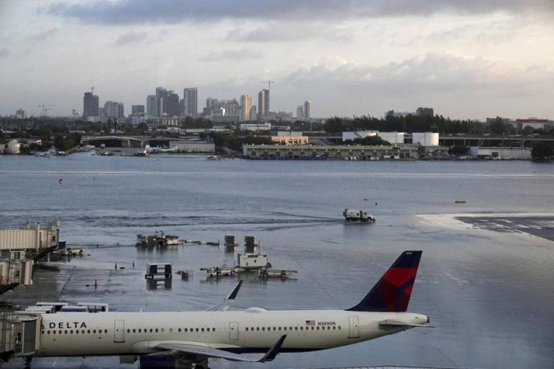 Florida downpour leaves many stranded, shuts down airport