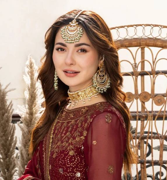 Hania Amir’s early Eid greetings with regal outfits