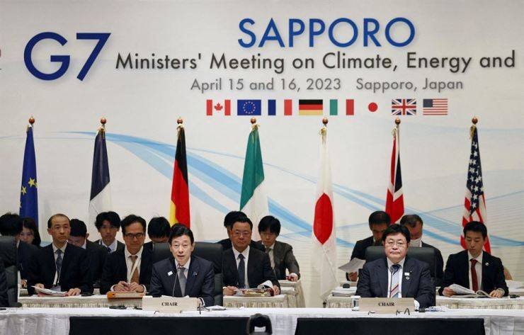 G7 pledges to quit fossil fuels faster, but no new deadline