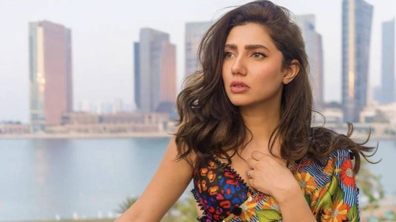 Mahira Khan spotted consoling a lady who won’t stop crying