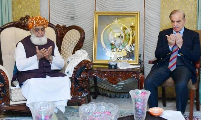 PM visits Fazl residence to offer condolence on demise of Mufti Abdul Shakoor