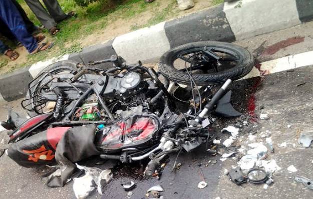 Five die as speeding bus crushes motorcycle in Tando Allahyar