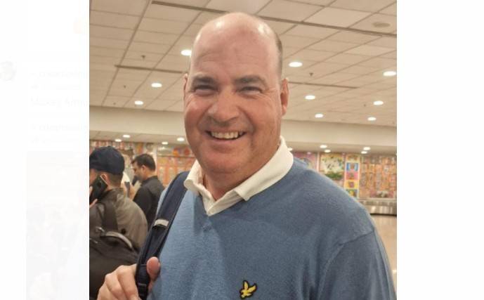 Mickey Arthur arrives in Pakistan