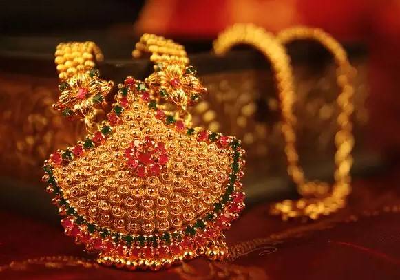 Gold price jumps high again in Pakistan