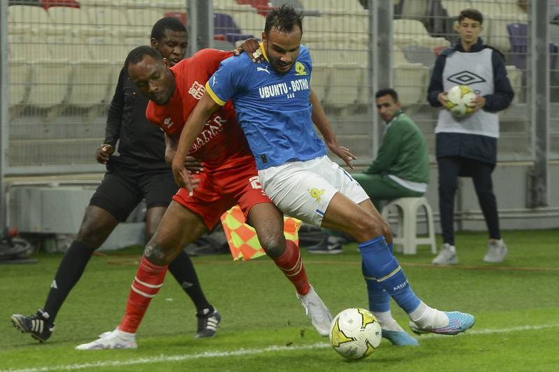 Sundowns' Moroccan defender Abdelmounaim Boutouil (R) fights for the ball with Belouizdad's Cameroonian forward Leonel Wamba during the CAF Champions League quarter-final football match between Algeria's CR Belouizdad and South Africa's Mamelodi Sundowns at the Nelson Mandela Stadium in Algiers' suburb of Baraki, on April 22, 2023. AFP 