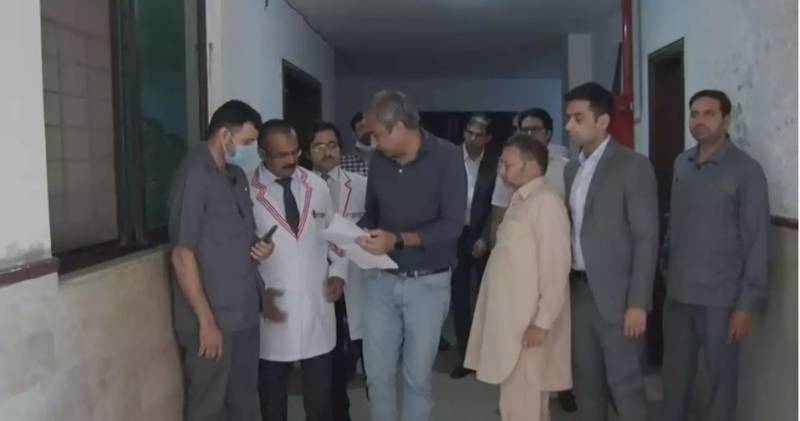 Public service delivery check: CM visits Mayo Hospital 