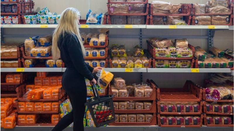 Canadians flock to food banks as grocery prices soar