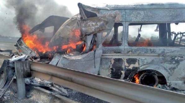 Six burnt to death in van-truck collision in Gojra