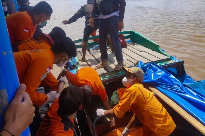 11 dead after Indonesia boat capsizes