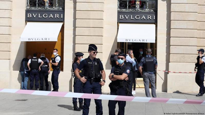 Robbers steal jewels worth 10 million euros in Paris