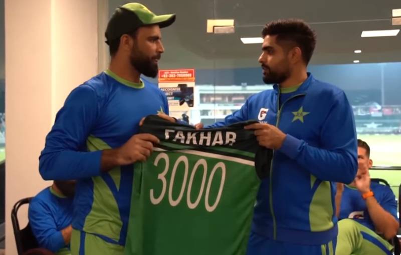 Babar presents t-shirt to Fakhar Zaman over fastest 3,000 runs in ODI