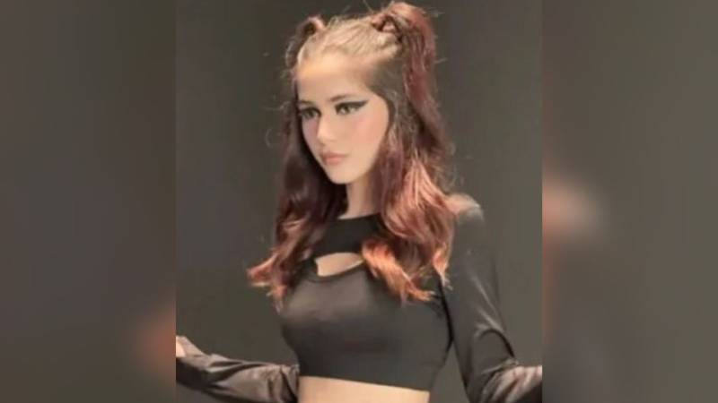 Aima Baig’s ignorance about HOW TO DRAPE SHAWL during concert infuriates everyone