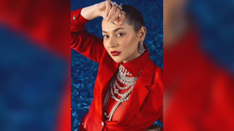 Hania Aamir’s SUNSHINE SELFIE has made male fans GO CRAZY