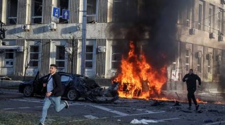 Car blast wounds pro-Kremlin writer