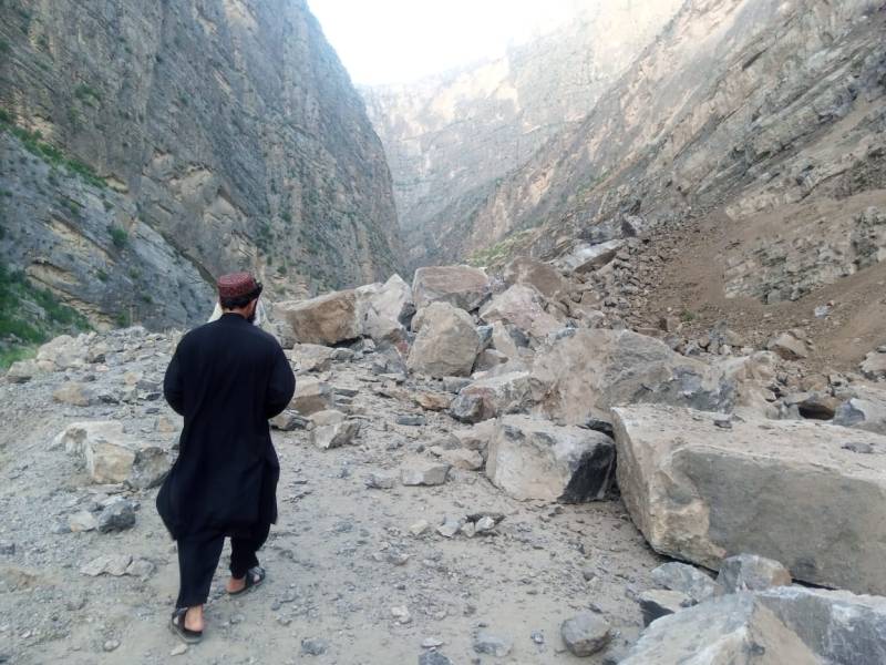 Heavy land sliding at Dana Sar in Zhob, traffic blocked