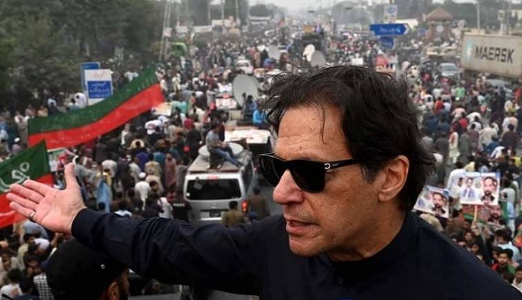 Imran Khan warns of taking to streets if govt ignores SC orders