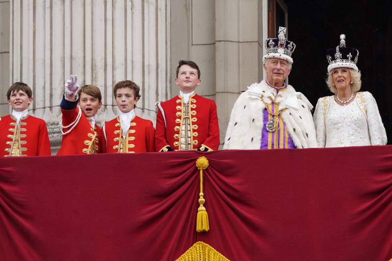 UK royals greet crowds from Buckingham Palace balcony