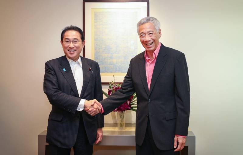 This handout photo taken on May 5, 2023 and released by the Singapore Ministry of Informaton and Communication shows Singapore's Prime Minister Lee Hsien Loong (R) receiving Japan's Prime Minister Fumio Kishida for lunch on May 5, 2023. AFP 