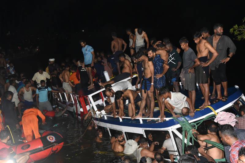 22 dead after India tourist boat capsizes