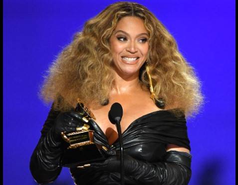 Fans in frenzy as Beyonce kicks off concert tour